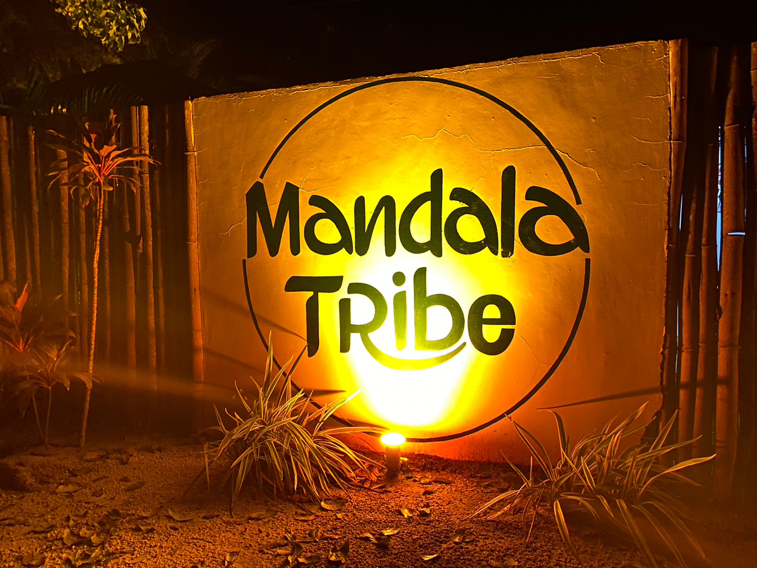 Mandala Tribe Treehouses　シキホール　ホテル　看板